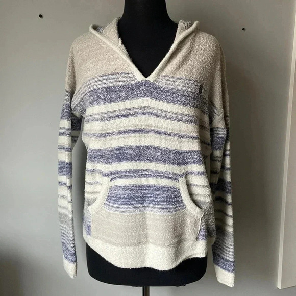 Lira Baja Pina Hooded Poncho| Beachly Winter 2019 - Picture 2 of 9